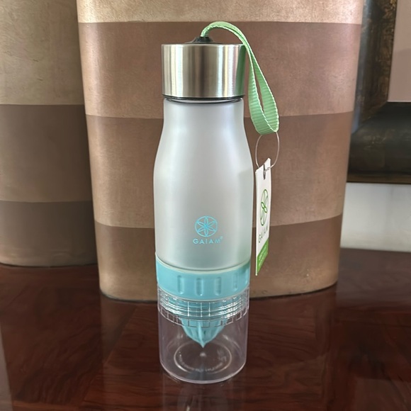 Gaiam *NWT* 22 Ounce Fruit Infuser Water Bottle, BPA Free Non-Toxic, Green Strap - Picture 7 of 14